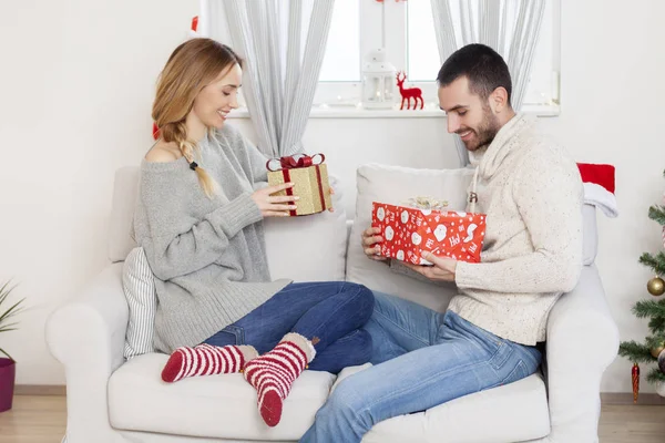 Casal com presente de Natal — Fotografia de Stock