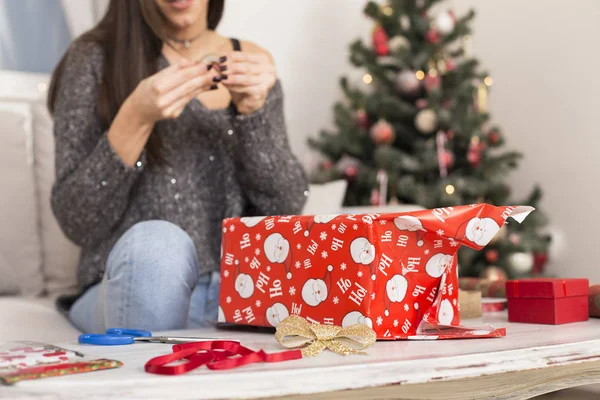 Donna avvolgendo regali di Natale — Foto Stock