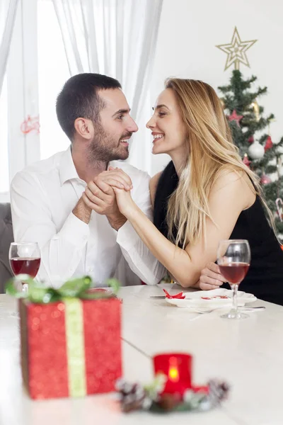 Par i kärlek på julbord — Stockfoto