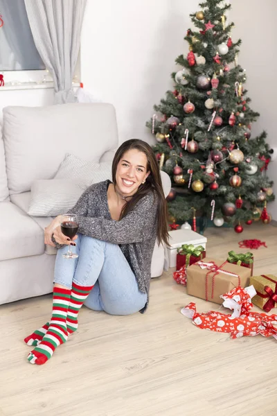 ワインを楽しむクリスマス ツリーの横にある女性 — ストック写真