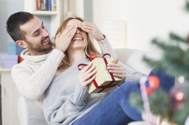 Mutlu genç çift Noel Kutlamaları