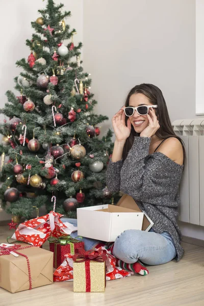 Bella donna seduta accanto all'albero di Natale — Foto Stock