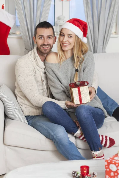 Feliz casal jovem celebrando o Natal — Fotografia de Stock