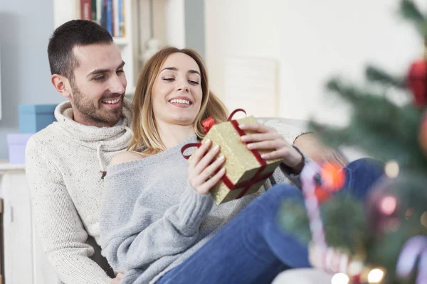 Feliz casal jovem celebrando o Natal — Fotografia de Stock