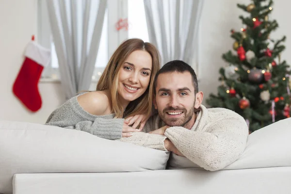 Casal feliz celebrando o Natal em casa — Fotografia de Stock