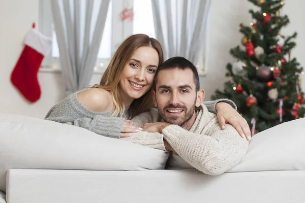 Feliz casal jovem celebrando o Natal — Fotografia de Stock