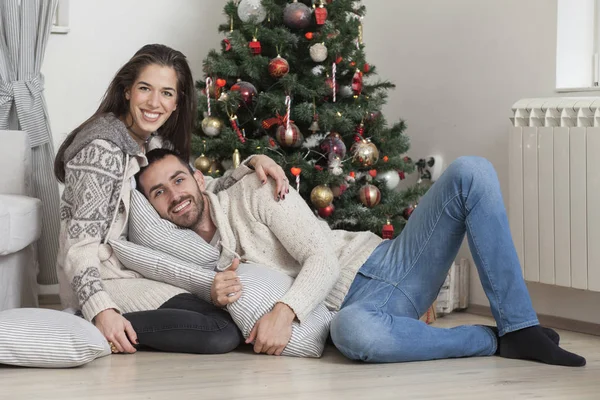 自宅でクリスマスを祝う幸せなカップル — ストック写真