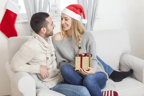 Glada unga par firar jul — Stockfoto