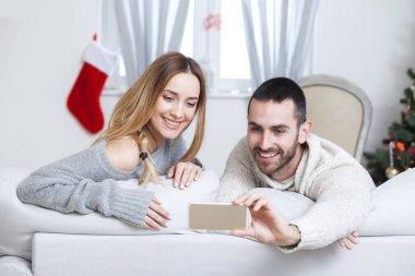 Noel gecesi alarak selfie genç Çift