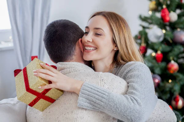 Casal com presente de Natal — Fotografia de Stock