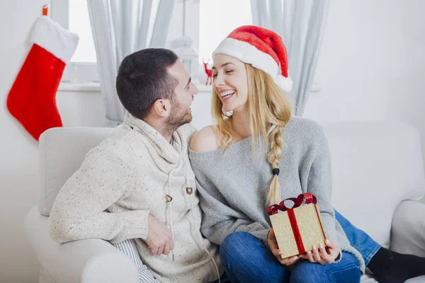 Par med julklapp — Stockfoto