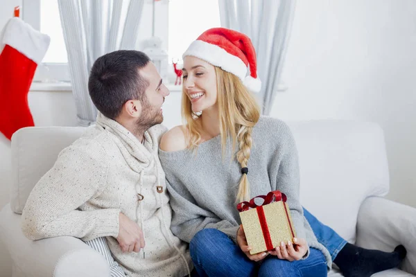 Couple avec cadeau de Noël — Photo