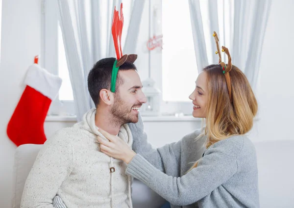 Jeune couple amoureux la nuit de Noël — Photo