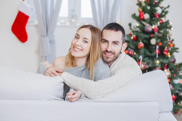 Jeune couple amoureux la nuit de Noël — Photo