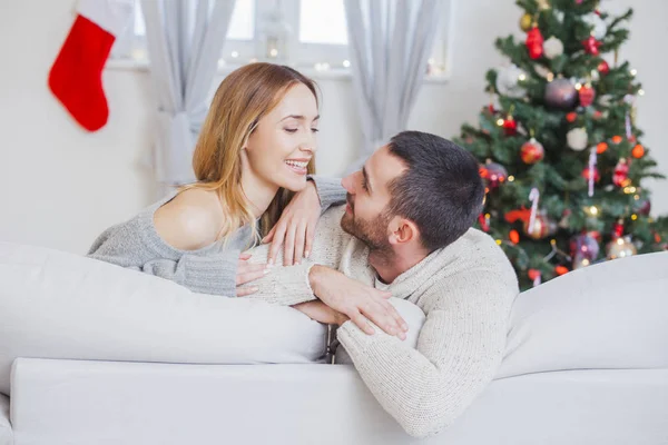 Jovem casal apaixonado na noite de Natal — Fotografia de Stock