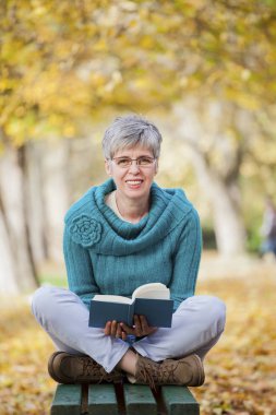kadın kitap okuma sonbahar Park