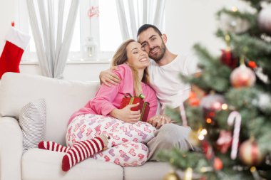 Noel hediyesi ile Çift