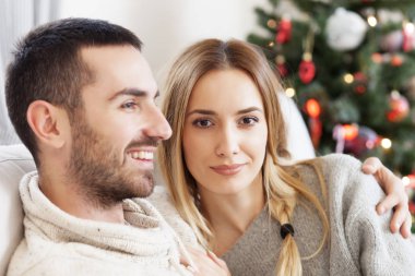 Noel gecesi genç çift evde