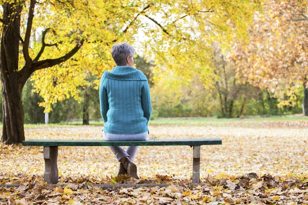 Kobieta w średnim wieku w parku jesień — Zdjęcie stockowe