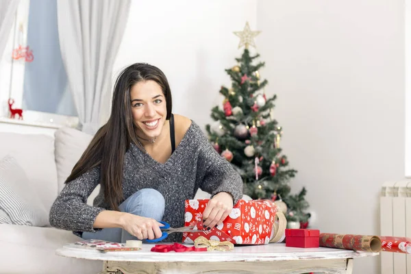 幸せな女性を包むクリスマス プレゼント — ストック写真