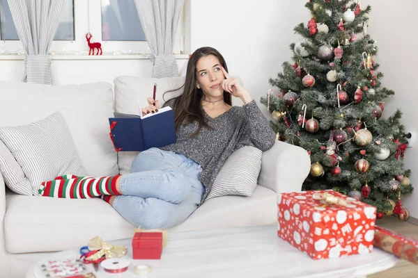 A nők vásárolnak lista karácsonyra bemutatja — Stock Fotó