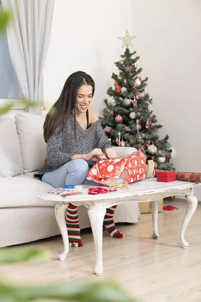 Счастливая женщина обертывание рождественские подарки — стоковое фото