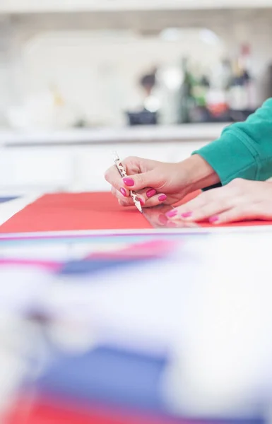 Mulher fazer scrapbook dos papéis na mesa — Fotografia de Stock