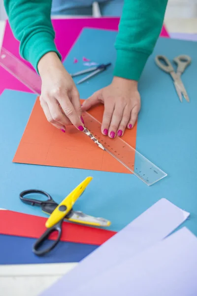 Mulher fazer scrapbook dos papéis na mesa — Fotografia de Stock