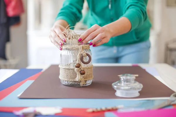 Frau macht Sammelalbum aus den Papieren, die auf dem Tisch liegen — Stockfoto