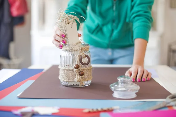 Mulher fazer scrapbook dos papéis na mesa — Fotografia de Stock