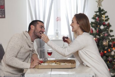 Çift pizza New Years eve için paylaşımı