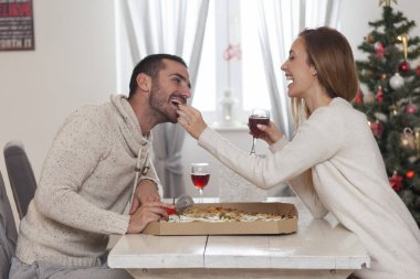 Çift pizza New Years eve için paylaşımı