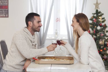 Çift pizza New Years eve için paylaşımı