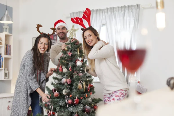Barátok és a család, karácsonyfa díszítés — Stock Fotó