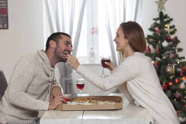 Paar teilt sich eine Pizza für Silvester — Stockfoto