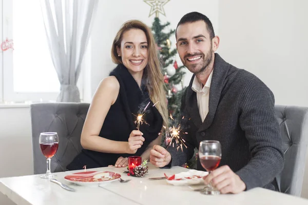Счастливая пара за рождественским ужином — стоковое фото