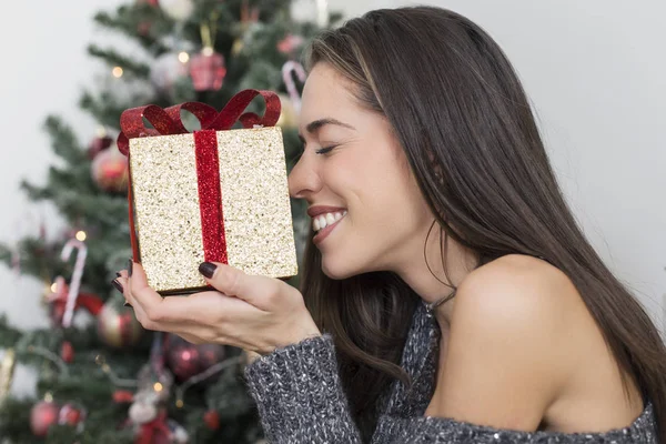 Vacker kvinna med jul box gåva — Stockfoto