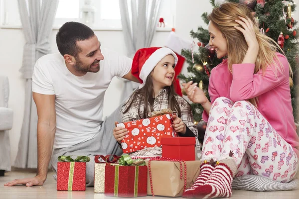 Familie voor opening van de kerstboom presenteert — Stockfoto