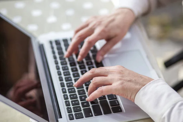 Mujer mayor en un parque con una computadora — Foto de Stock