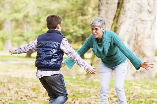 Pojke som kör till mormor i parken — Stockfoto