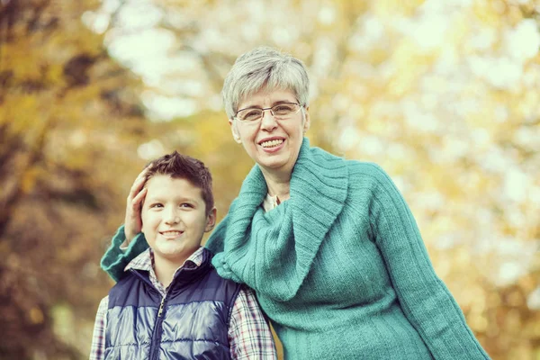 Babcia i wnuk na piknik w parku jesień — Zdjęcie stockowe