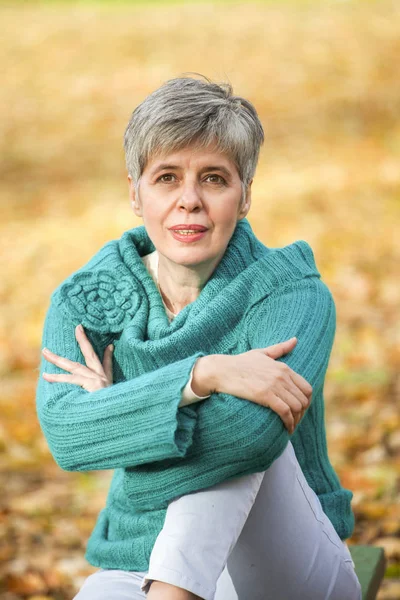 Middle aged woman in the autumn park — Stock Photo, Image