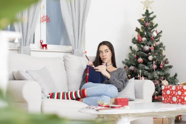 liste Noel için almak için Noel ağacı yapıyor yanındaki kadın