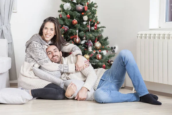 Jovem casal apaixonado na noite de Natal — Fotografia de Stock