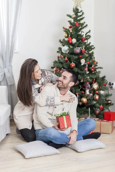 Giovane coppia innamorata la notte di Natale — Foto Stock