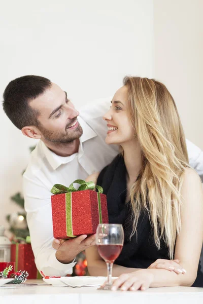 L'homme offre un cadeau à une femme à Noël — Photo