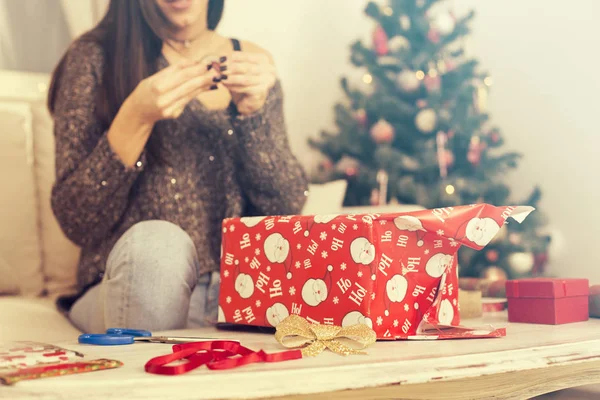 Lycklig kvinna inslagning julklappar — Stockfoto