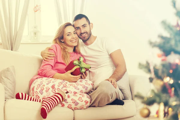 Par i kärlek med julklapp — Stockfoto