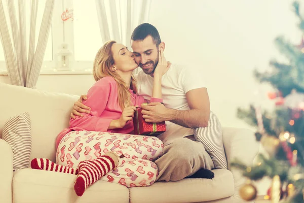 Couple in love with Christmas present — Stock Photo, Image