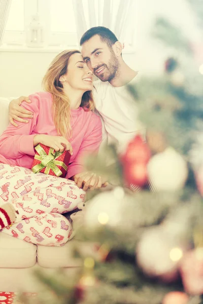 Pareja enamorada de regalo de Navidad —  Fotos de Stock